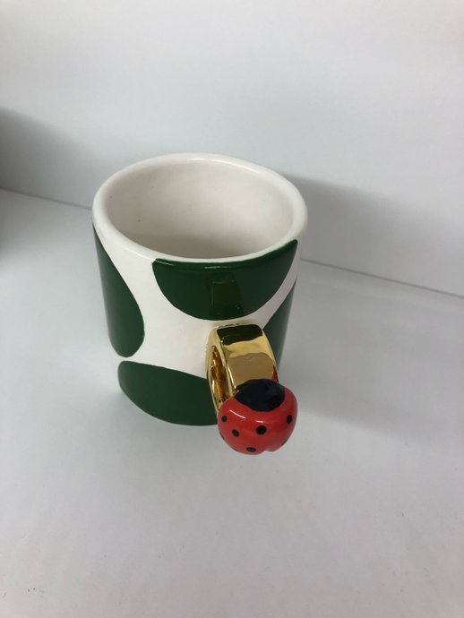 Caneca Ring Lady Bugs Gold Branca com Verde - Dani Enne Ceramica