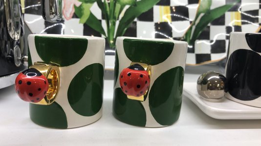 Caneca Ring Lady Bugs Gold Branca com Verde - Dani Enne Ceramica