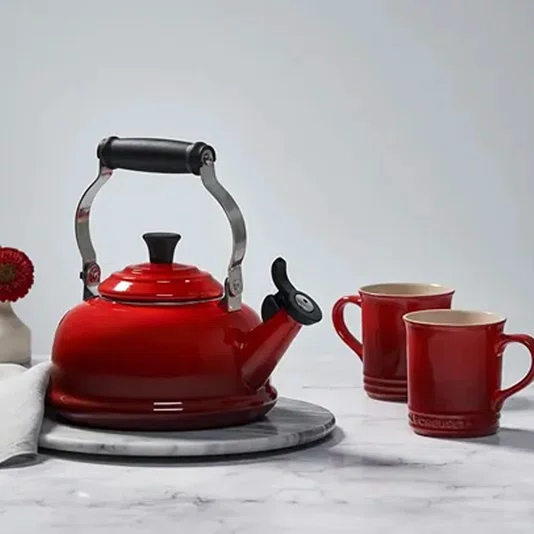 Chaleira Classica com Apito Cerise 1,6l - Le Creuset