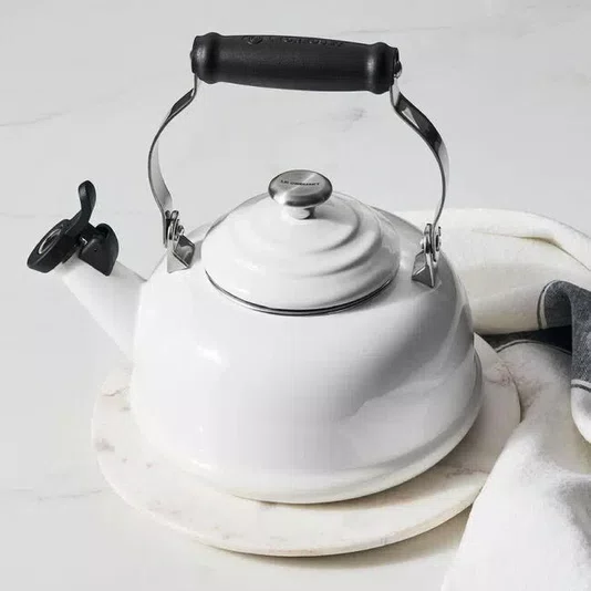 Chaleira com Apito 1,6l Pegador em aço Branca - Le Creuset