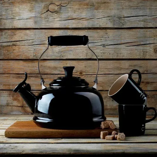 Chaleira Clássica C/ Apito Preto Black Onyx - Le Creuset