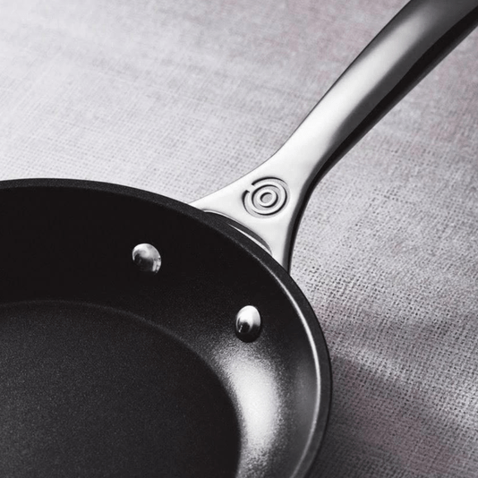 Frigideira Rasa 20cm Nonstick Pro Le Creuset