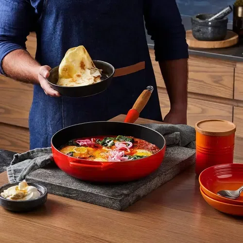 Frigideira Saute com Cabo de Madeira 28cm Signature Vermelha - Le Creuset