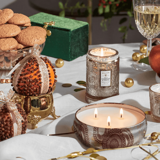 Mini Vela Pote de Vidro 50h Relevo Gilt Pomander e Hinoki - Voluspa