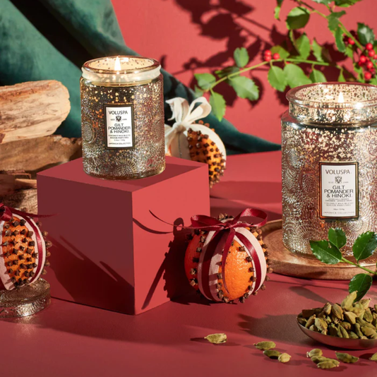 Mini Vela Pote de Vidro 50h Relevo Gilt Pomander e Hinoki - Voluspa