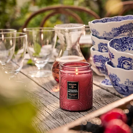 Mini Vela Pote Vidro 50h Relevo Foraged Wildberry - Voluspa