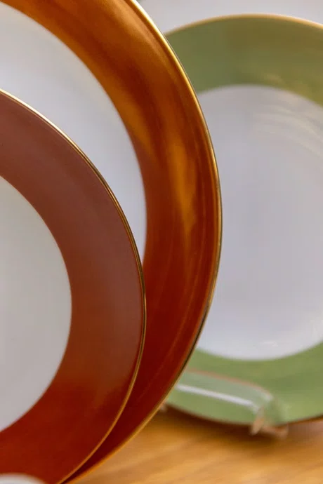 Prato Raso Branco com Borda Pintada e Filete de Ouro 6 Peças - Mameg