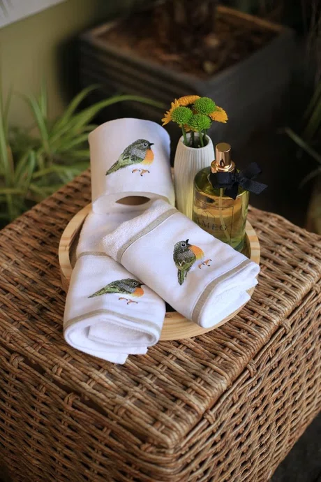 Toalha Branca com Faixa Branca Bordada Pássaro Verde - Mameg
