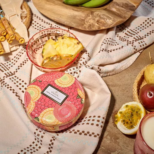 Vela Lata 3 Pavios 60h Relevo Napali Passion Fruit - Voluspa