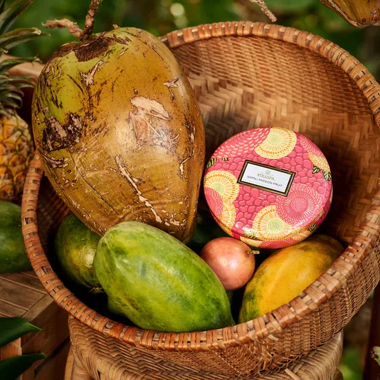 Vela Lata 3 Pavios 60h Relevo Napali Passion Fruit - Voluspa