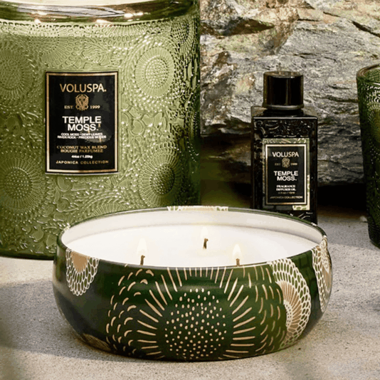 Vela Lata 3 Pavios 60h Relevo Temple Moss - Voluspa