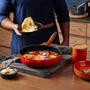 Frigideira Saute com Cabo de Madeira 28cm Signature Vermelha - Le Creuset