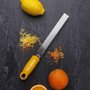 Ralador em Aço Inox Classic Zester Amarelo - Microplane