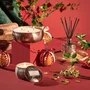 Vela Lata 3 Pavios 60h Relevo Gilt Pomander e Hinoki - Voluspa
