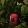 Vela Pote Vidro G 100h Relevo Foraged Wildberry - Voluspa